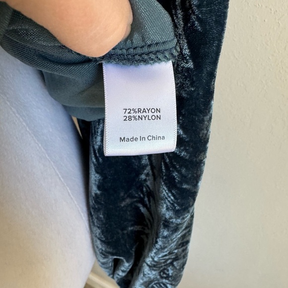 Evereve Absolutely Yana Teal Velvet Ruffle Blouse Womens XS Luxe Preppy - Picture 5 of 7